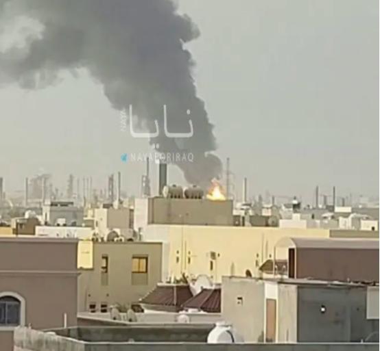 巴林的巴布科石油精炼厂遭到伊朗无人机打击，冒起了冲天黑烟。该厂主要是为美国海军第