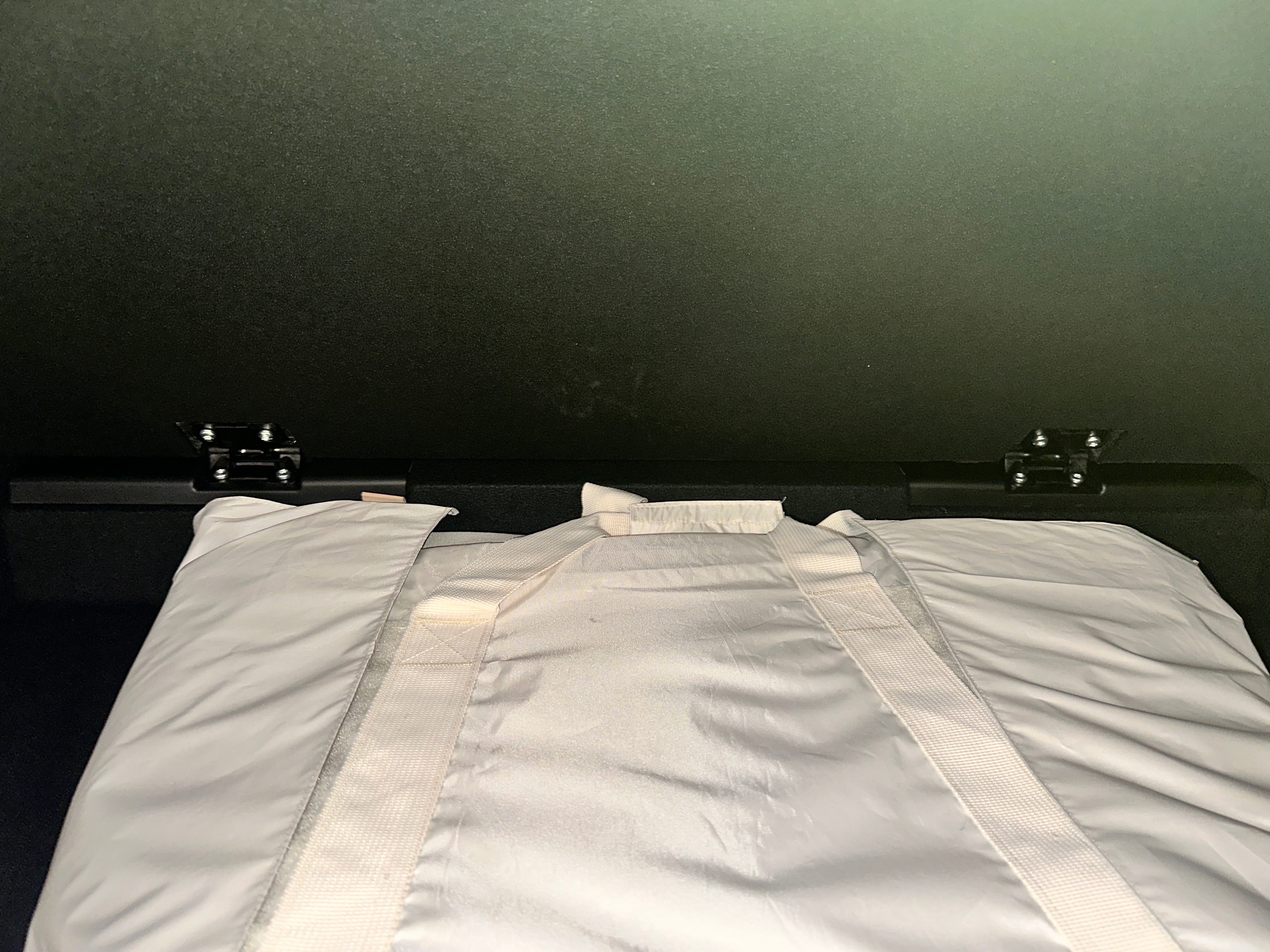 来商场下面买菜看见乐道L80展车，尾箱前地下室盖板还带个阻尼合页、能悬停，确实能