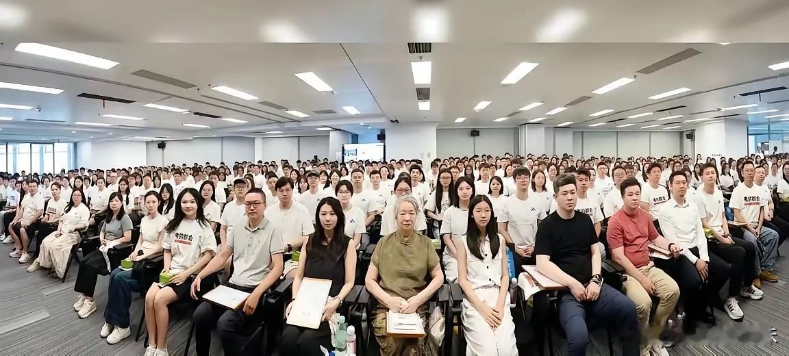 信息量太大，张姩菡与妈妈、奶奶参加董事见面会大合影，透露了外界诸多热议的细节。一