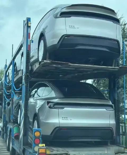 懂车之道讯 近日，懂车之道获悉，网络上传出一组特斯拉Model Y L无伪装实车