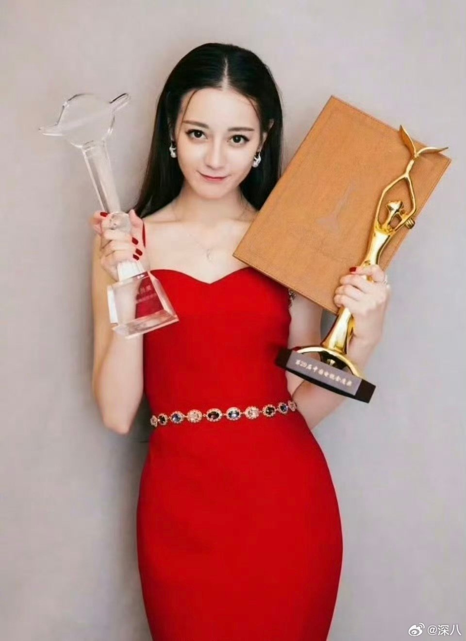 迪丽热巴首位90花视后迪丽热巴金鹰视后价值 迪丽热巴金鹰视后价值，是不是很高杨紫