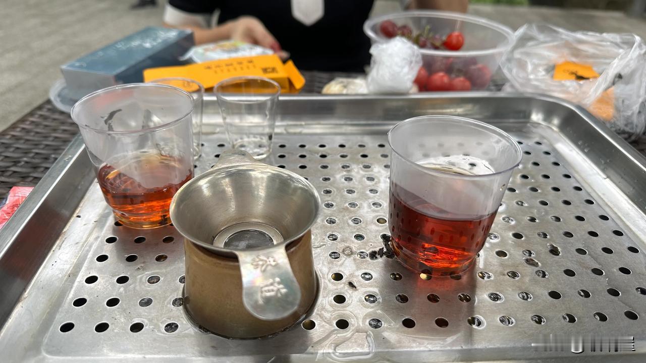 “一天赚了三十万。”
下午跟几个朋友去山上泡茶，后来又聊到股票。四个人有三个炒股