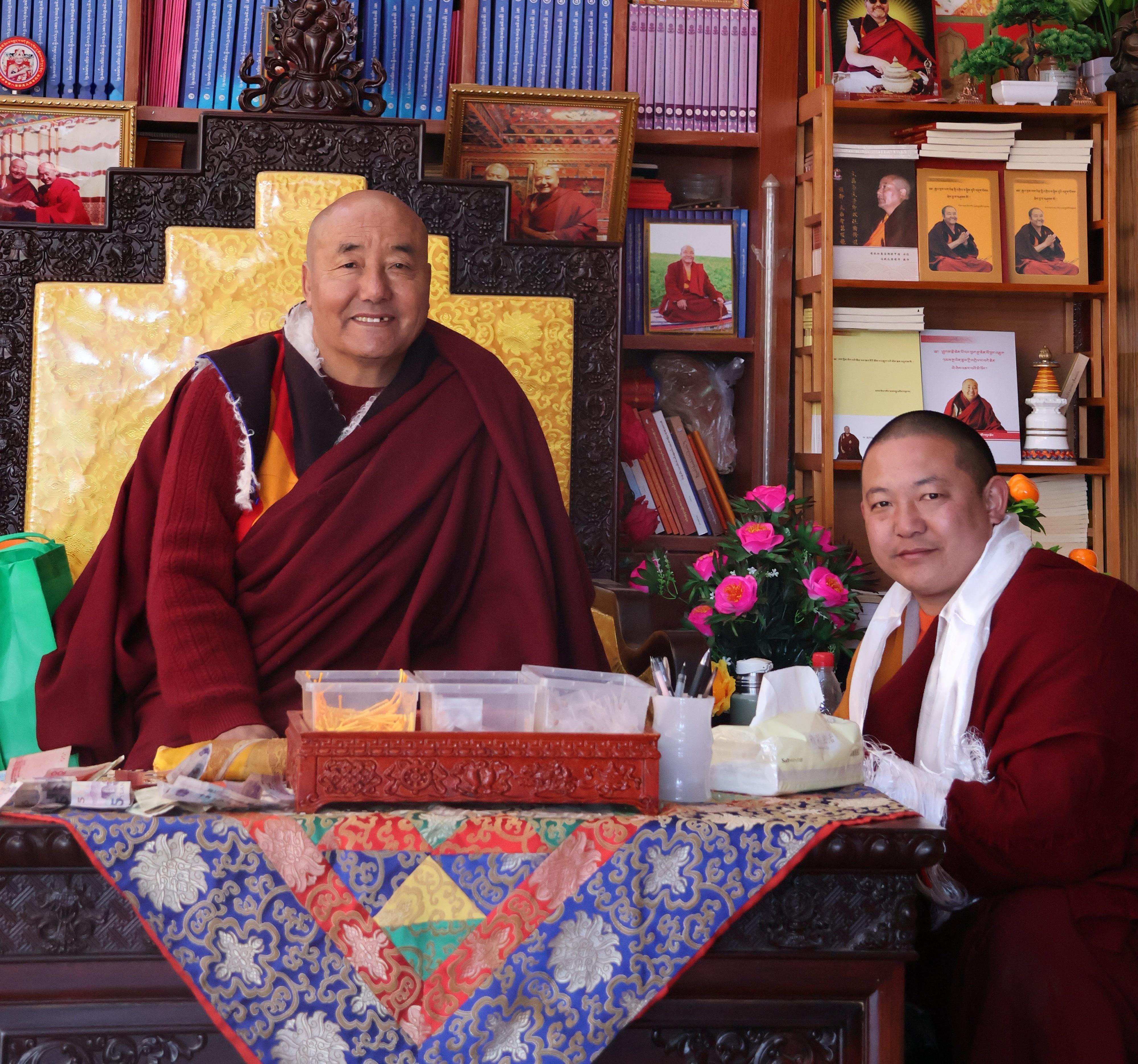 雪域的风还在传颂您的慈悲，经殿的酥油灯仍映着您的慈颜。您曾以智慧为灯，照亮我轮回