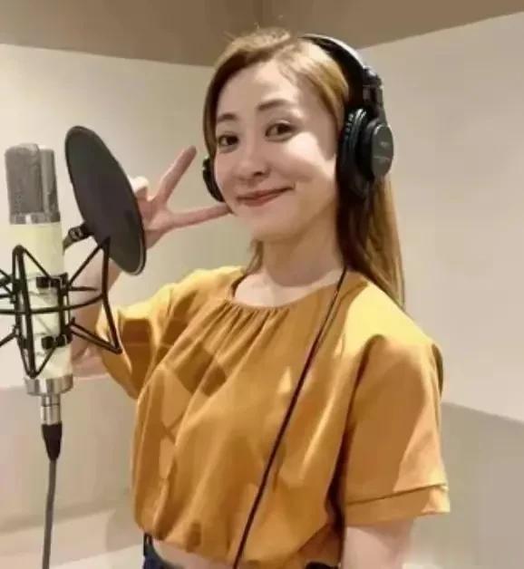 一位年仅37岁的女演员庄群艳，在吹头发的过程中突然猝死，令人震惊。她离世之前的症