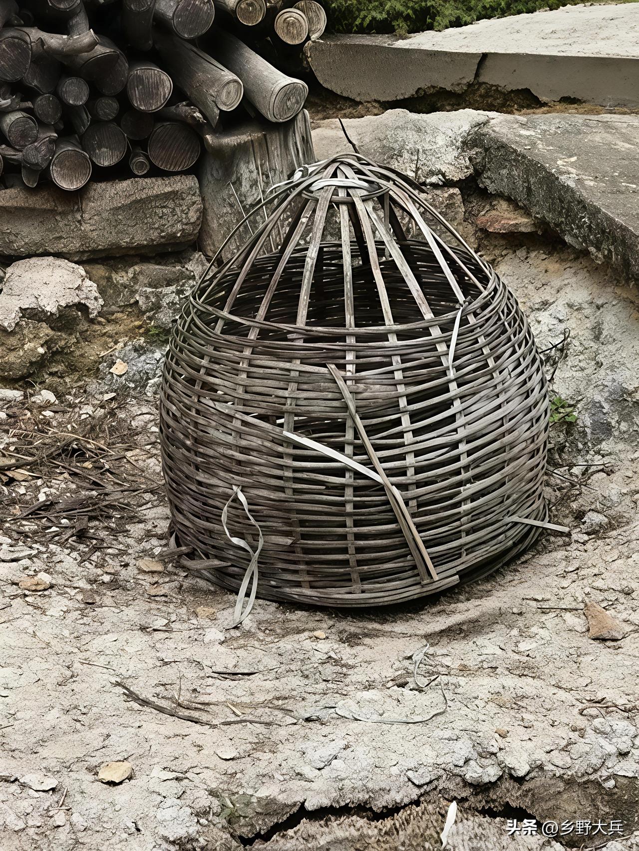 老宅院子里发现一个老物件，圆圆的像鸡蛋形一样，看起来巳经年代很久远了，不知道以前