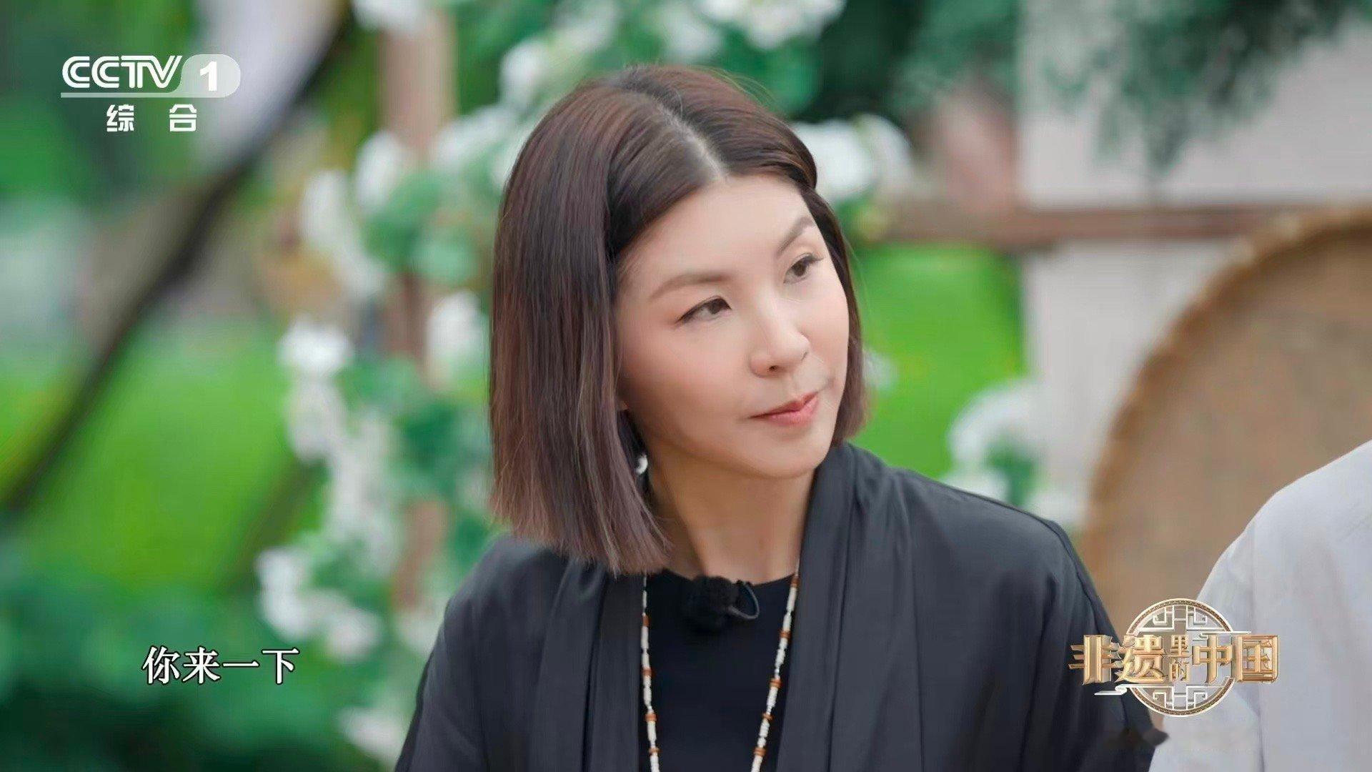 原来茉莉花也是夜猫子月光下的香气交易！茉莉花在深夜吐出全部芬芳，茶叶则张开每一个