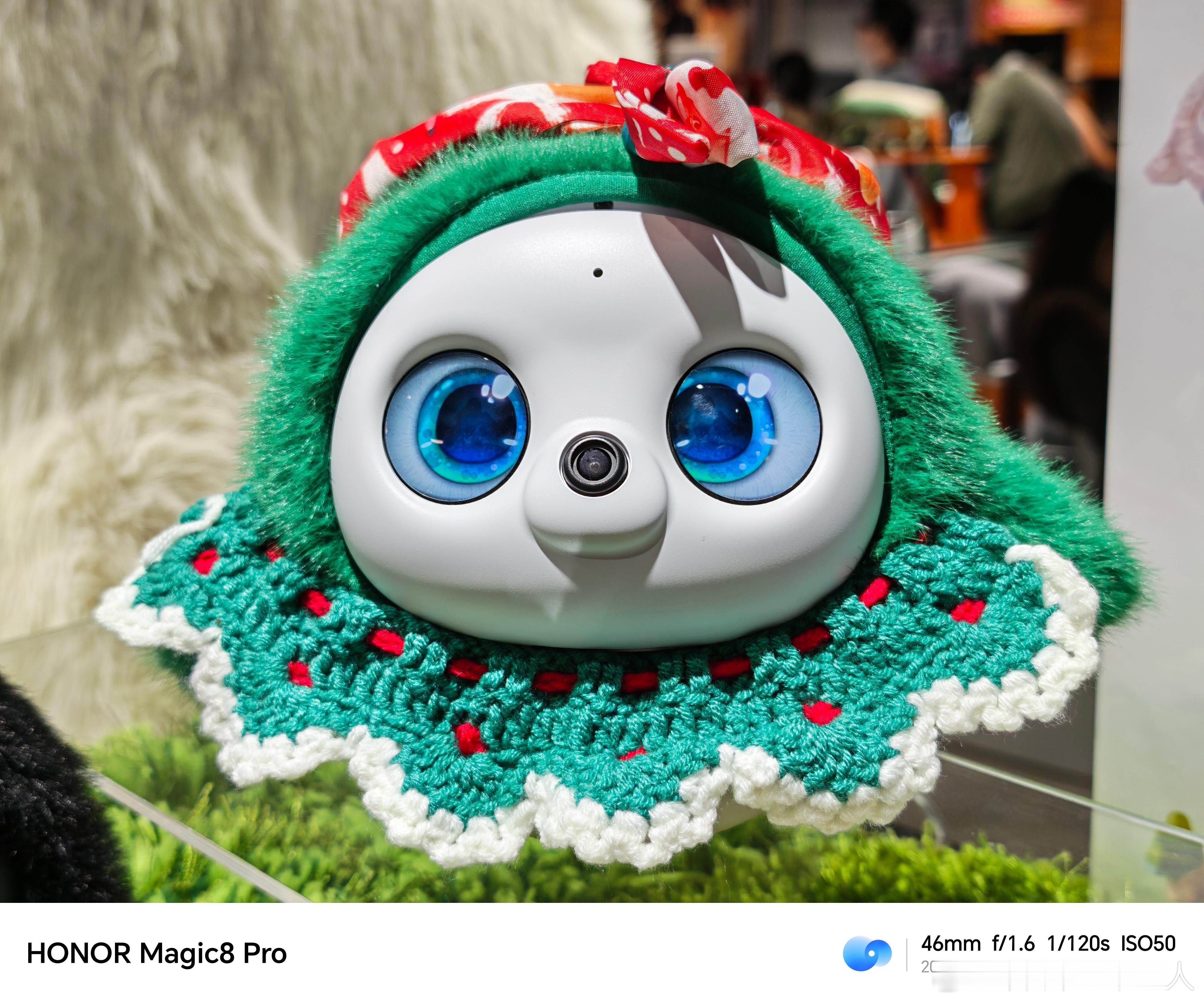 现在AI宠物机器人也太会了～ 仿生设计很逼真，会摇尾巴、蹭手，还能通过AI感知情