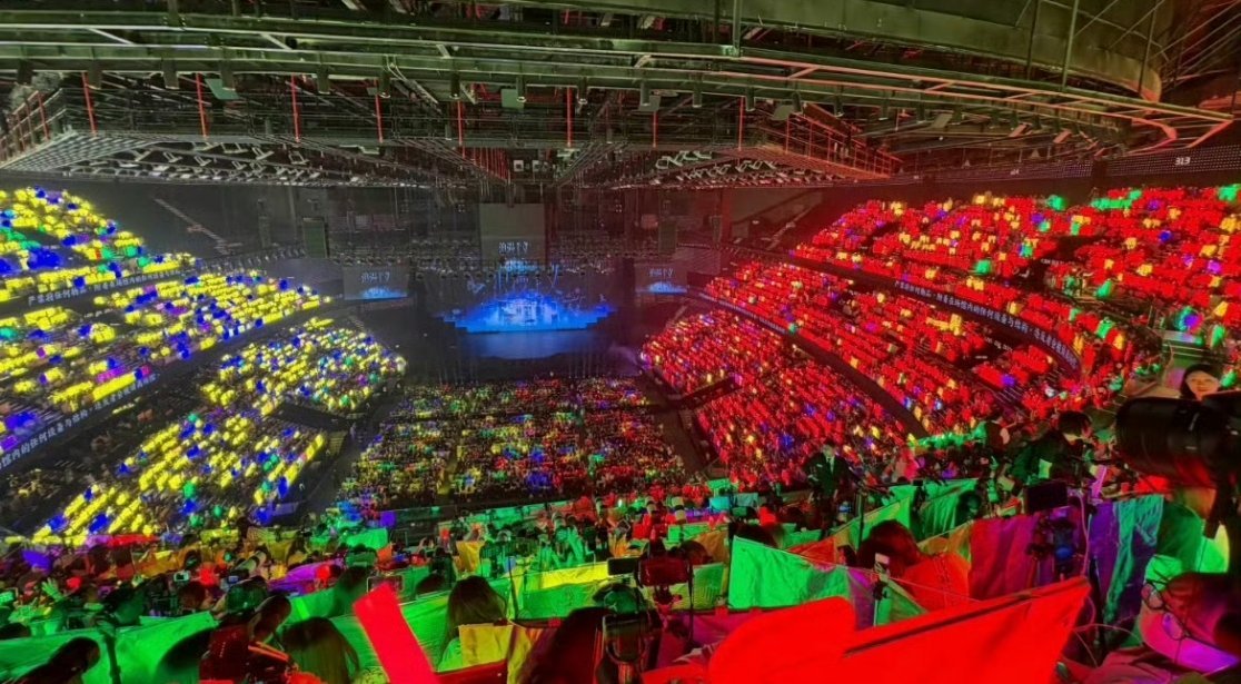 TOP澳门演唱会day2内场灯牌实拍🈶全景看下来，朱志鑫黄海、苏新皓红海 还是