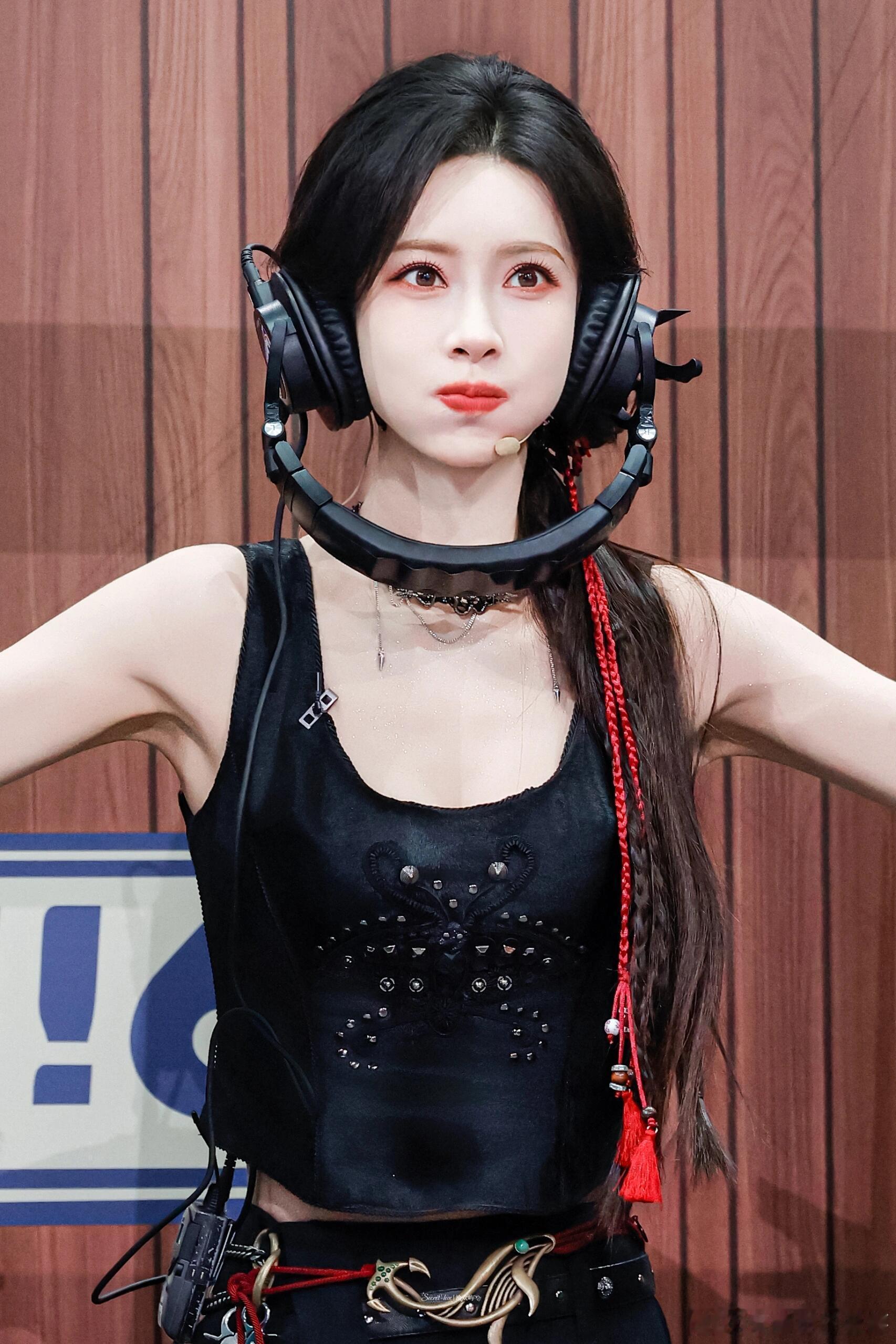 孟子义[超话]  孟子义你好星期六壁纸，美到发光！孟子义｜你好星期六｜壁纸｜ ​