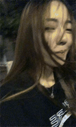 美女沉醉在帅哥的对面，一不小心撞车了。