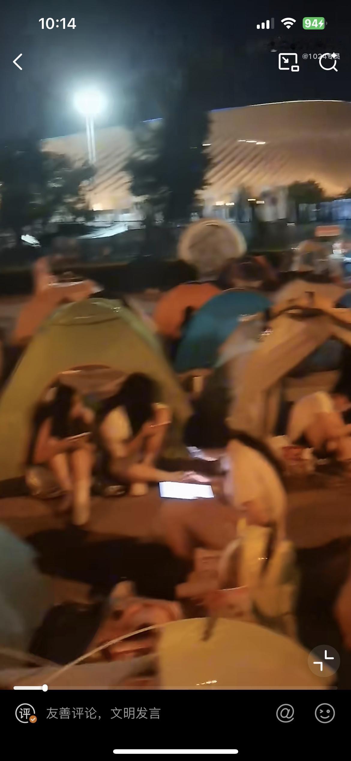 遍地帐篷！TF家族四代演唱会，大批小仙女顶着40度高温露天排队几天。对这些八杆子