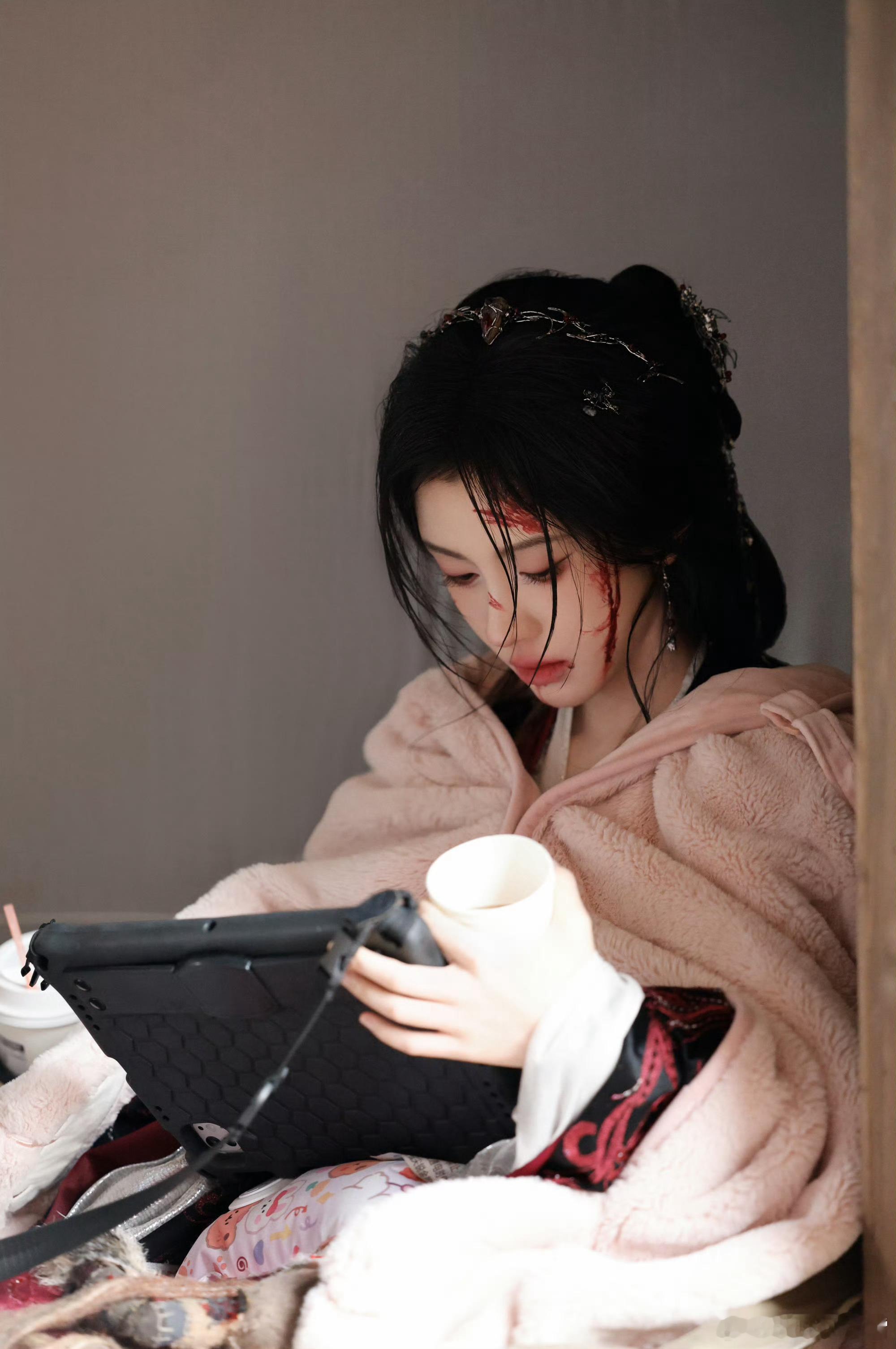 鞠婧祎回应月鳞绮纪结局jjy鞠婧祎露芜衣 山高路远我都陪你