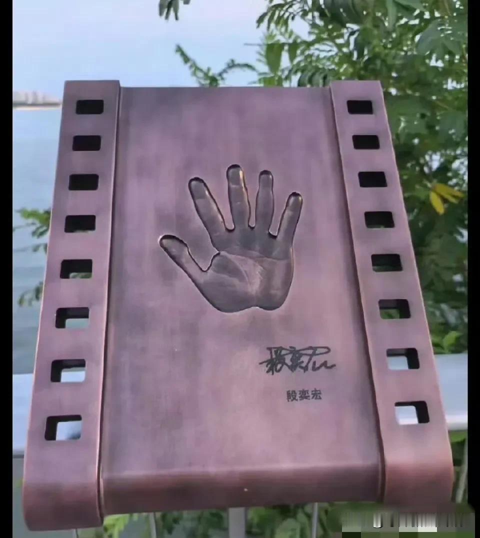 要说国内哪个娱乐圈明星最痛恨2024年，黄晓明绝对是能排在前几名，他不仅生活和事