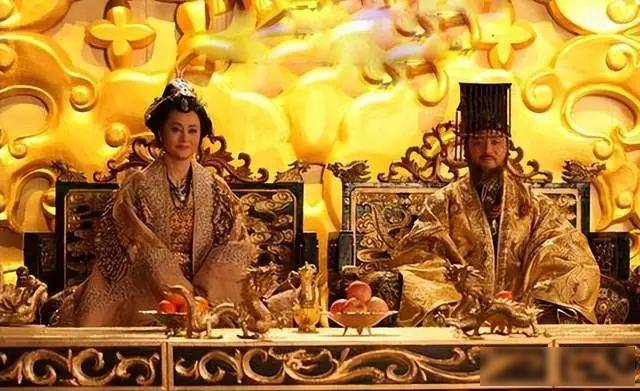 一个把"节俭"刻进骨子里、亲手打造出盛世的精明皇帝，临终前躺在病床上，突然大喊四