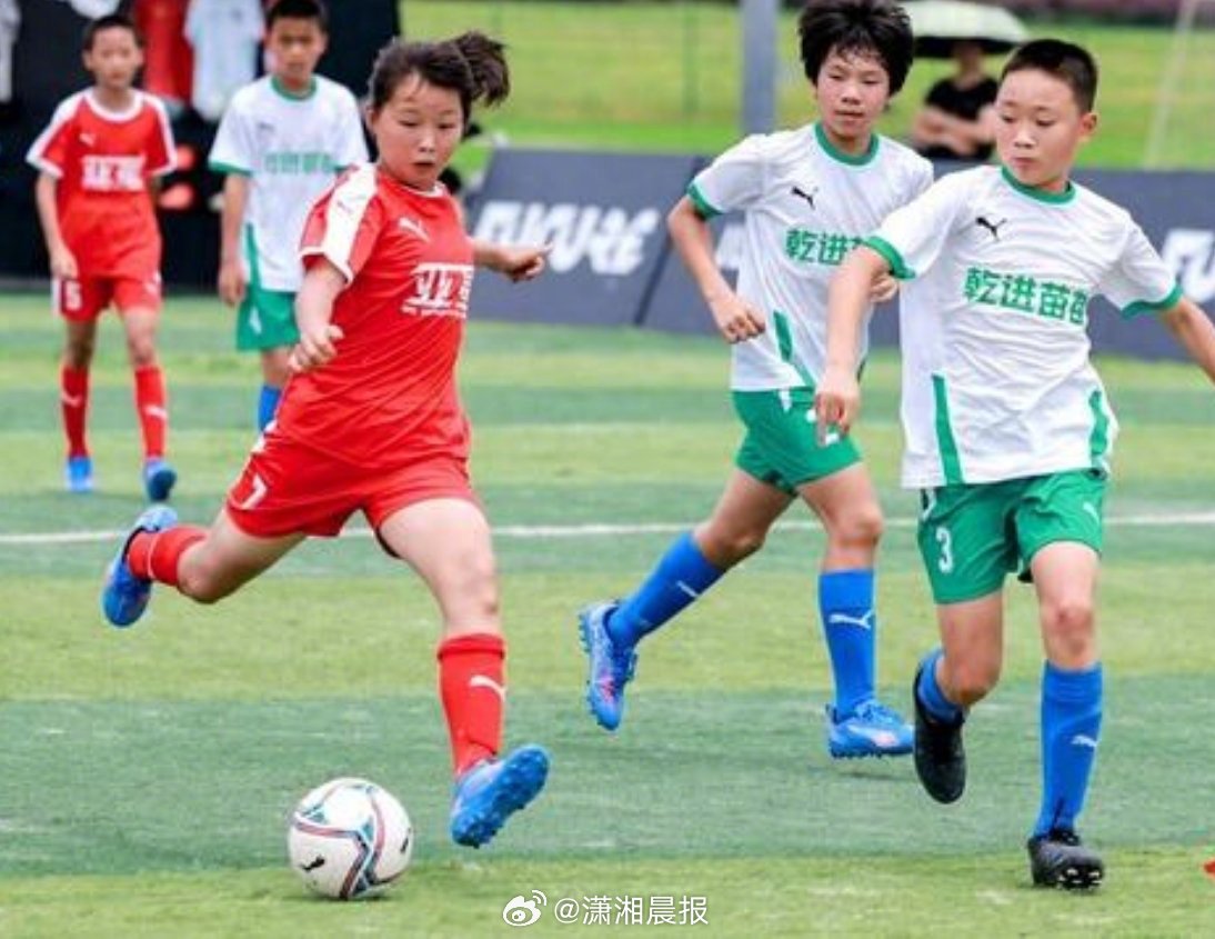 【#女足小将张苗倩近期没去过意大利#，妈妈哭笑不得：一直在长沙上学啊】近日，在意