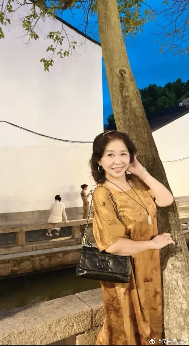 台风前、后伏羲昆曲馆客人还是很多的。昨天台风走了，晚上楼上楼下坐满了客人（图四）