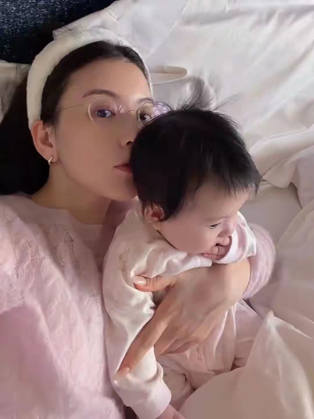 方媛晒三胎小女儿近照，5个月大郭咏心头发浓密五官漂亮，好可爱 