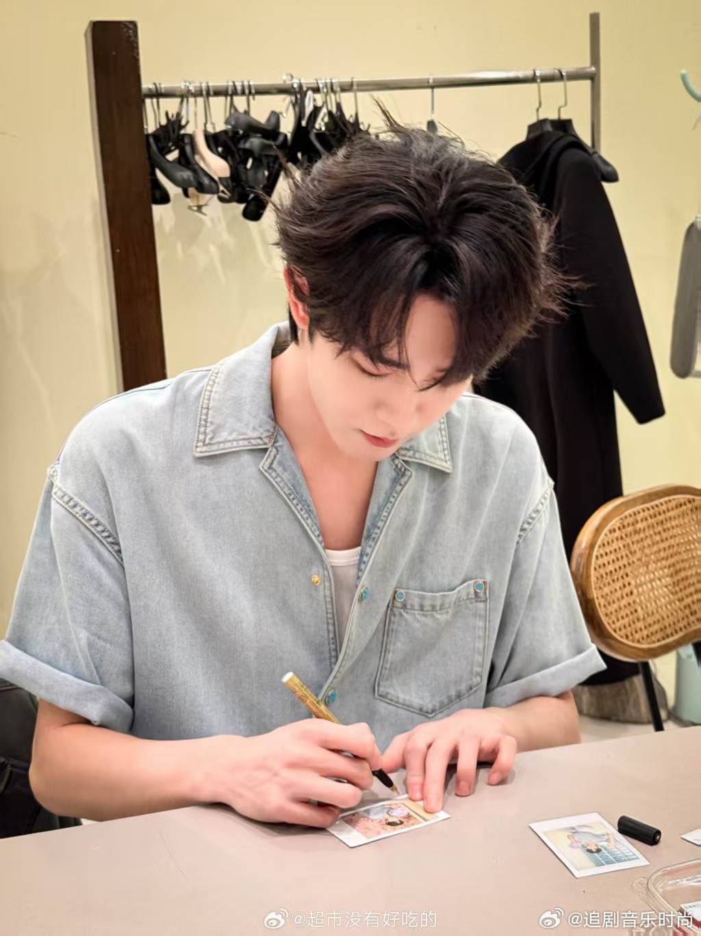 田嘉瑞屋顶战神 对手从暗处袭来时，他在瓦片上借力翻身的动作快得像道风，脚下的碎瓦