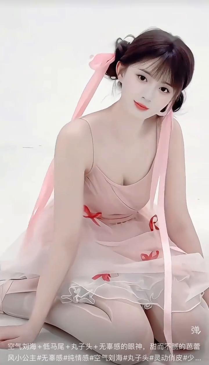 空气刘海+低马尾+丸子头+无辜感的眼神，甜而不腻的芭蕾风小公主。
无辜感，纯情感