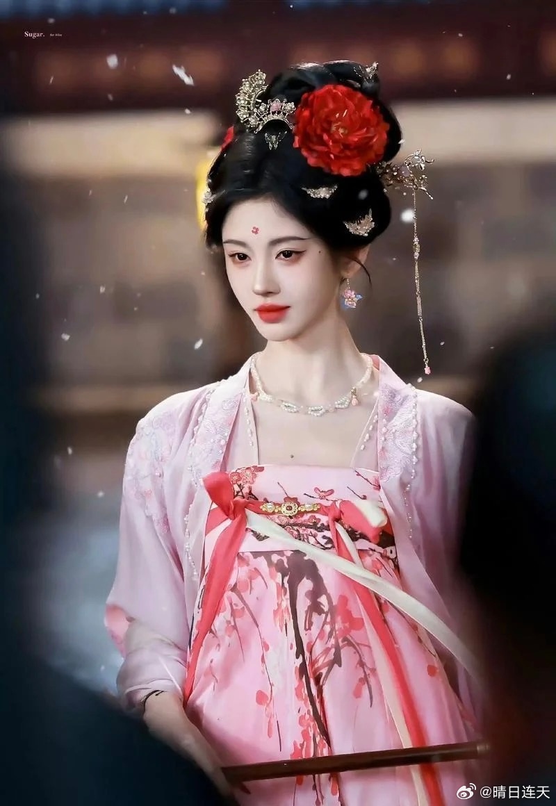 鹤南和鞠婧祎这个造型有点太像了吧 是抄袭还是撞衫 你们更喜欢谁？ 