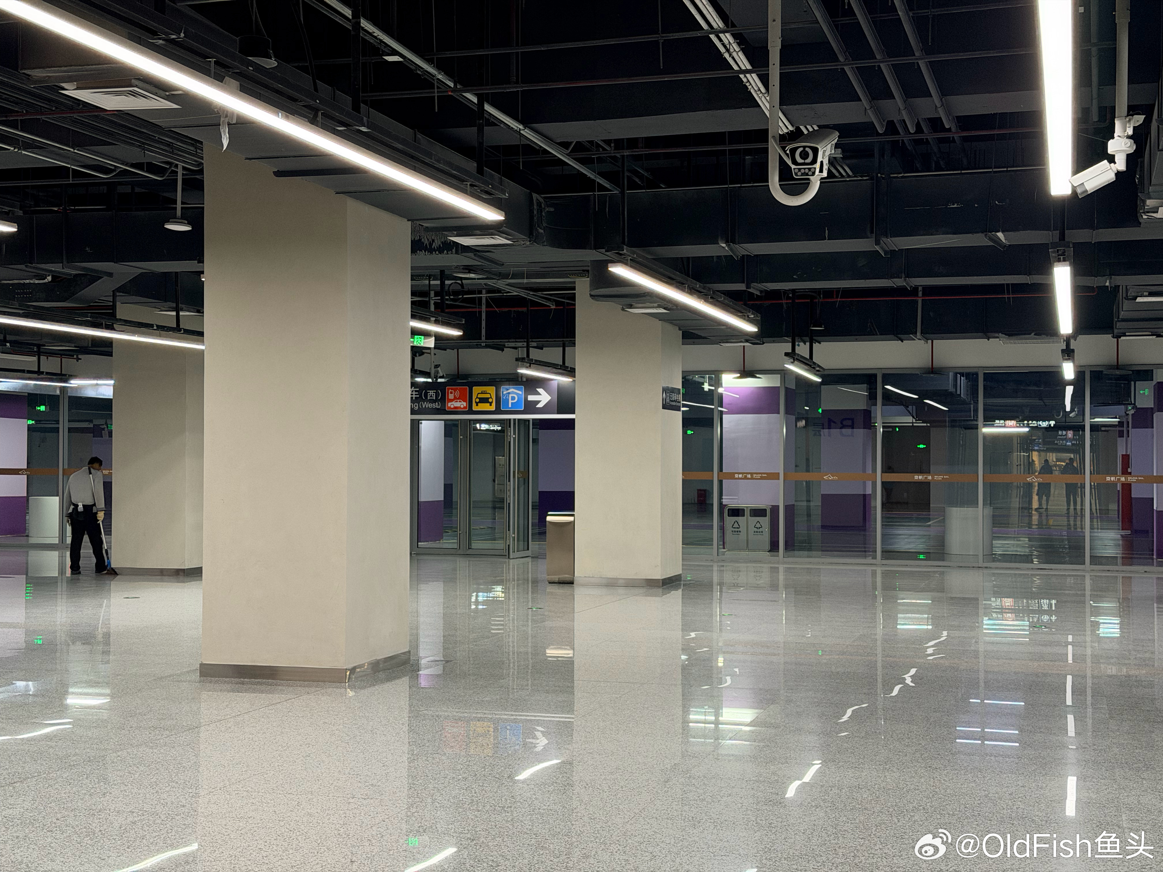 为什么北京通州站这么空旷冷清啊——送站的地方几分钟都没一辆车送——枢纽楼里没啥人