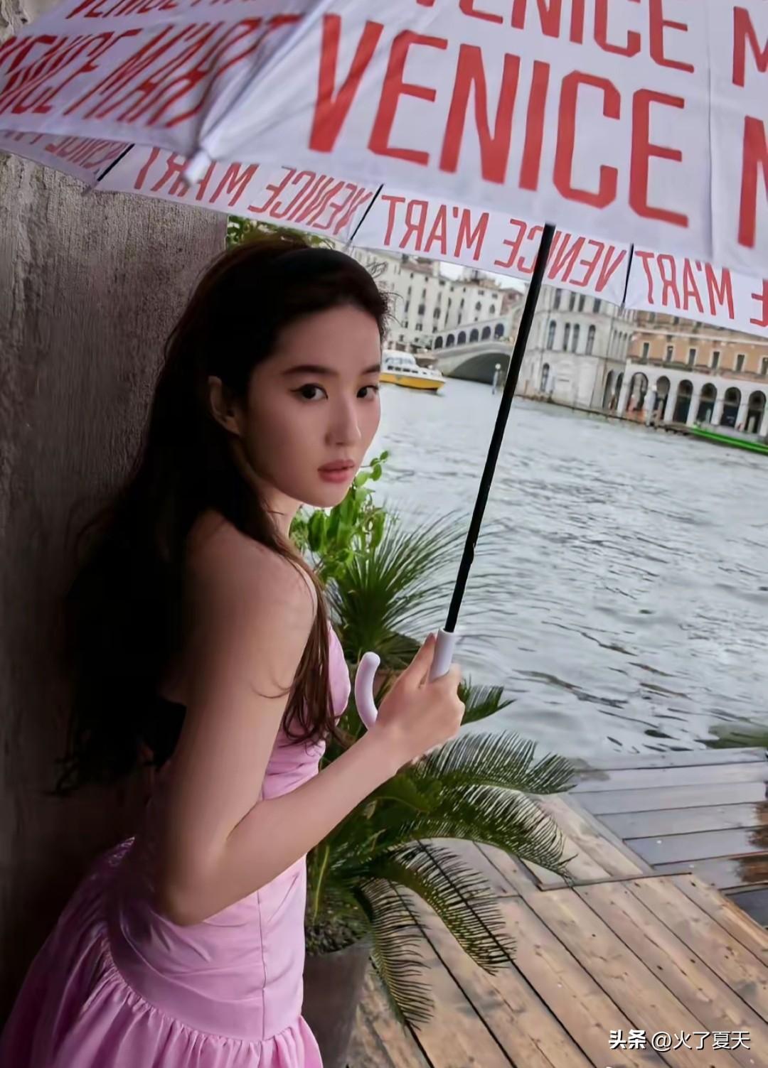 刘亦菲撑伞神图，刘亦菲一直都有种仙气，宛如仙子一般，我亦菲一直都有种仙气，宛如仙