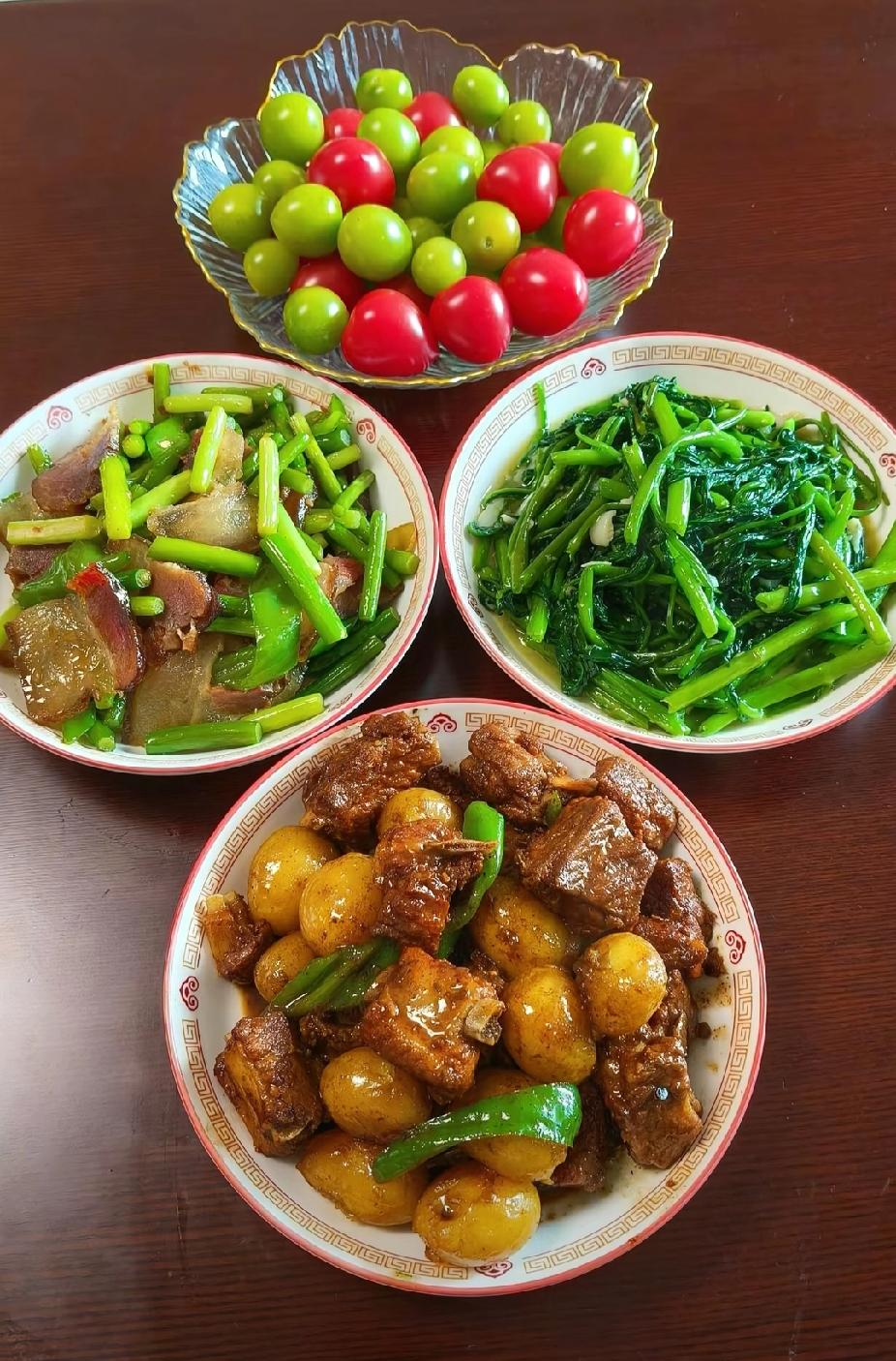 八岁的儿子突然问我
妈妈读书真正的意义是什么？
我放下筷子，认真的告诉他
 
人