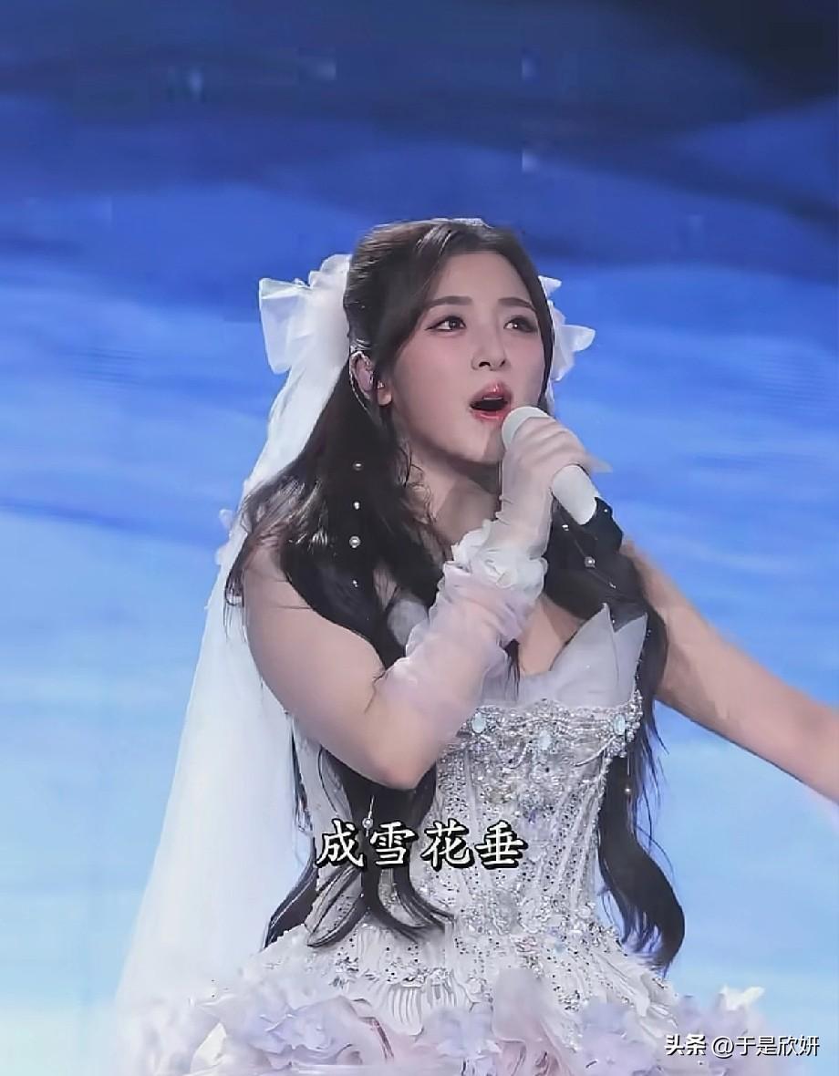 张含韵舞台“婚纱造型”美哭！35岁仍像18岁少女，这才是冻龄天花板✨
 
张含韵