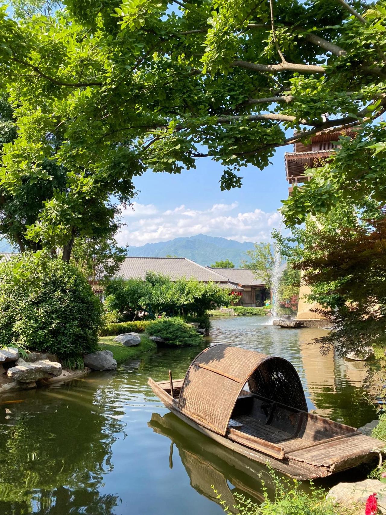 逃离城市的喧嚣与拥挤
驱车前往“风景如画”的唐风小镇 🚗
在这里欣赏高山流水，