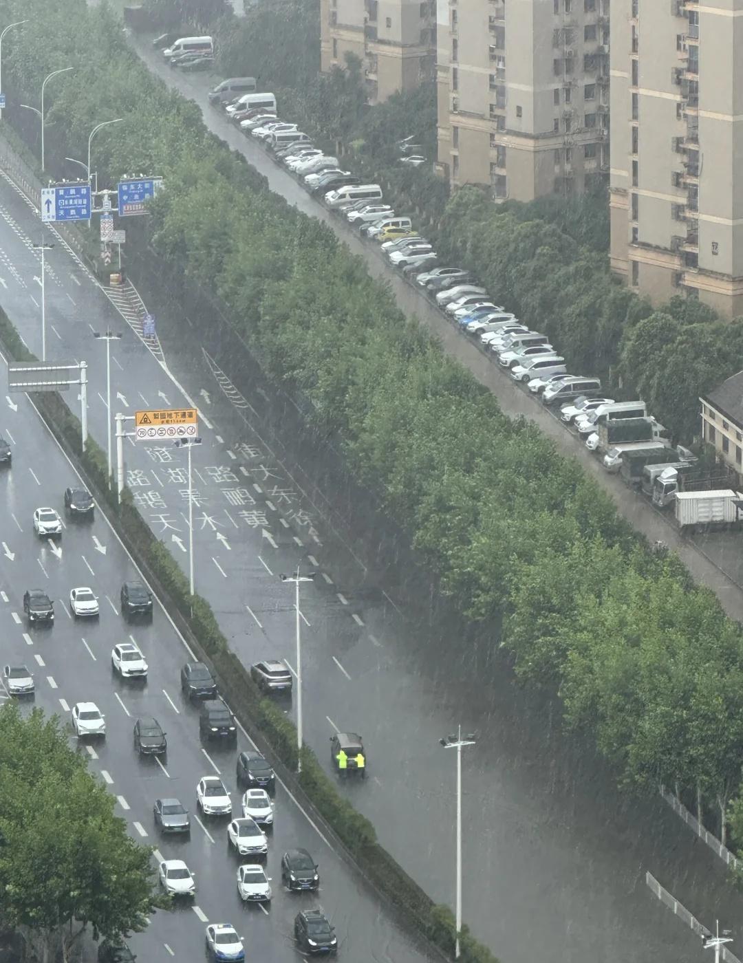 武汉的大海不能没有警察
今日清晨开始 龚家岭-梨园隧道方向就淹没了一辆白车
几个