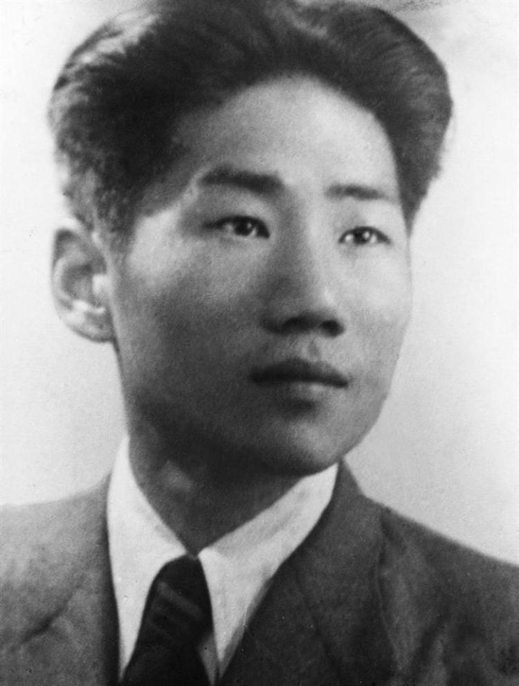 毛主席劝刘思齐重新考虑婚姻，她哽咽回答：没去朝鲜看岸英，怎能轻易改嫁？
1946