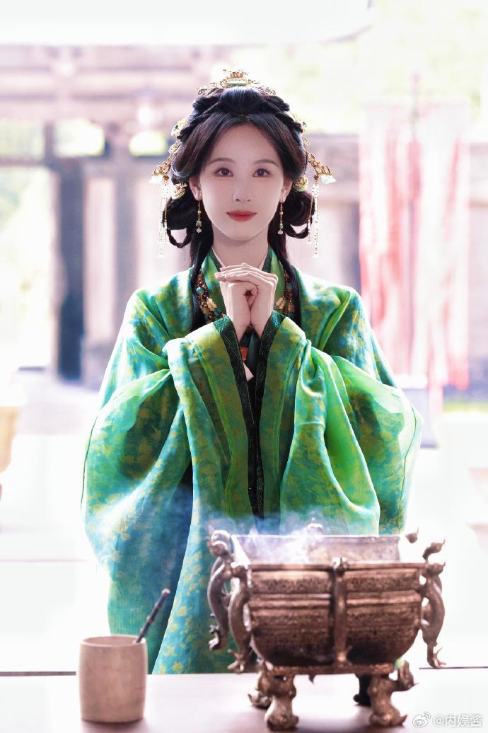 陈都灵谐音梗全都灵 很多人习惯借陈都灵的名字许愿，期盼生活万事全都灵，如今本尊主