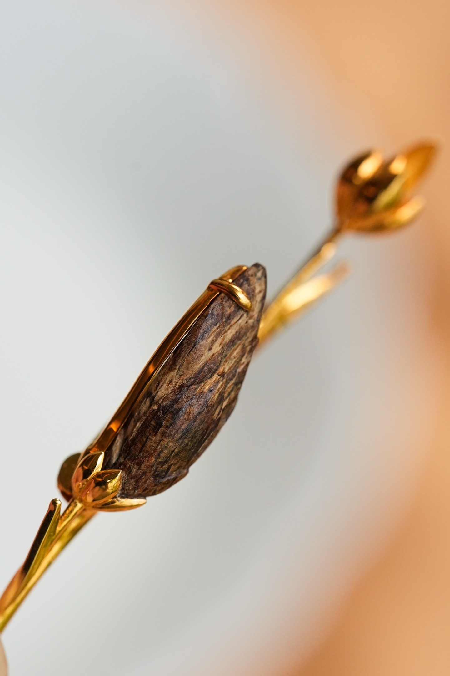 玉兰花胸针 | 越南芽庄白奇楠x18k金天然野生芽庄白奇楠挂件，满油脂软糯香甜沉