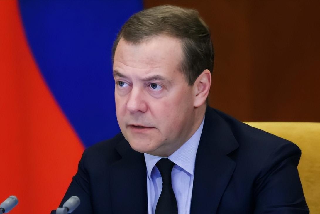 梅德韦杰夫太可怕了，他帮特朗普出了个“损招”，把欧洲吓得够呛。

事情的导火索是