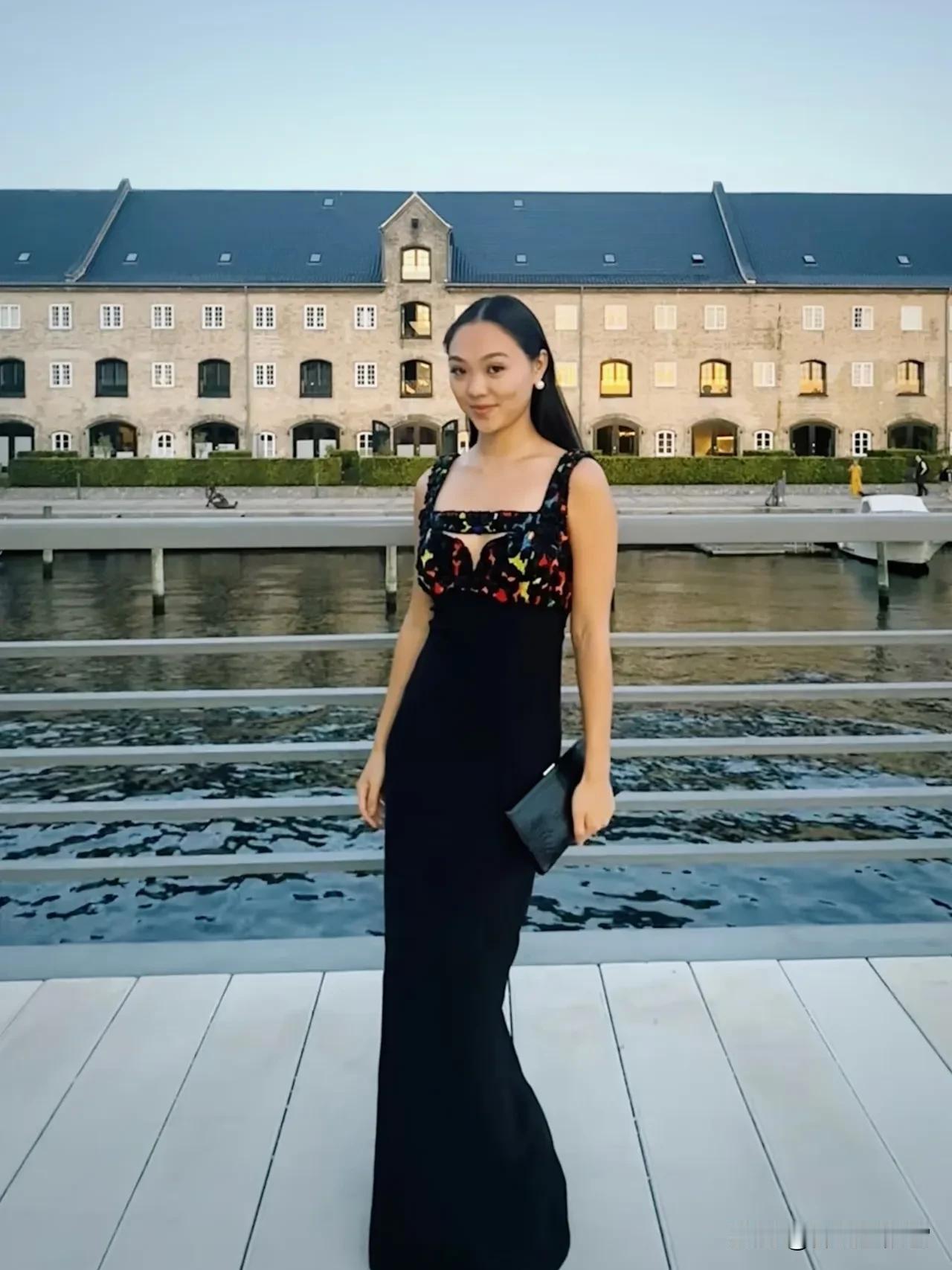 下图是谁？如果我不说，你能看出她竟然是李连杰和利智的大女儿。

从她的脸上，一点