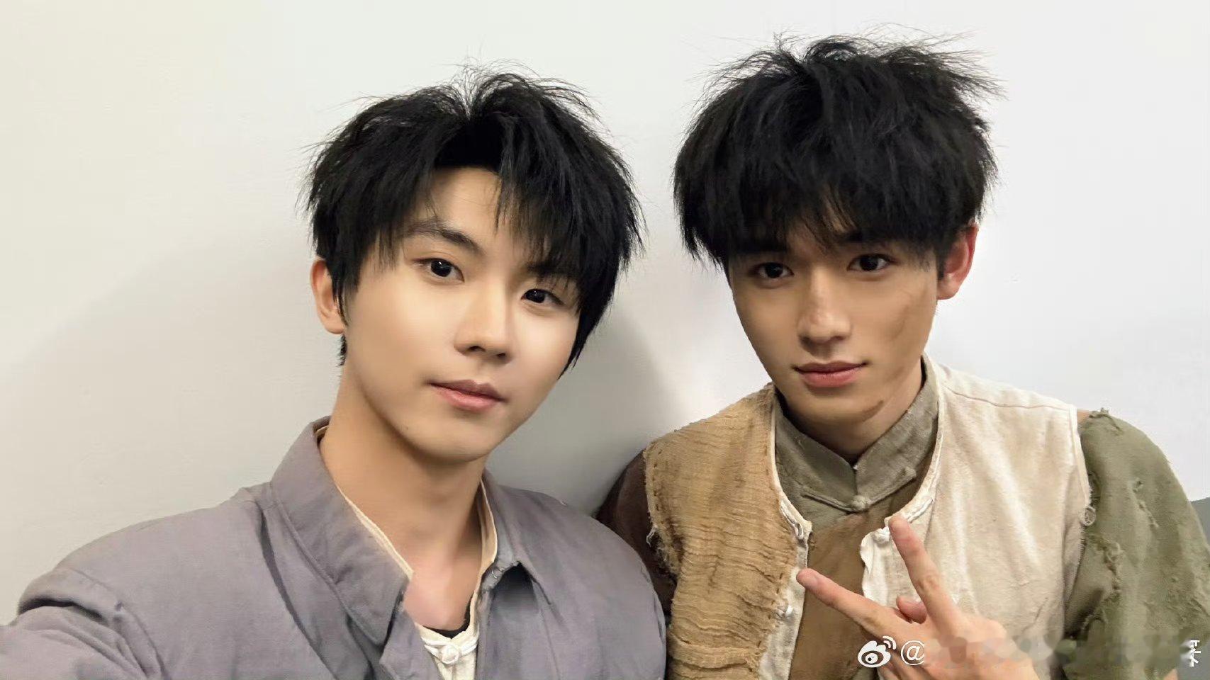 宋亚轩晒毕业大戏合照为马嘉祺庆生，谁懂马嘉祺是宋亚轩勇敢又坚定的哥哥，兄弟情嗑到