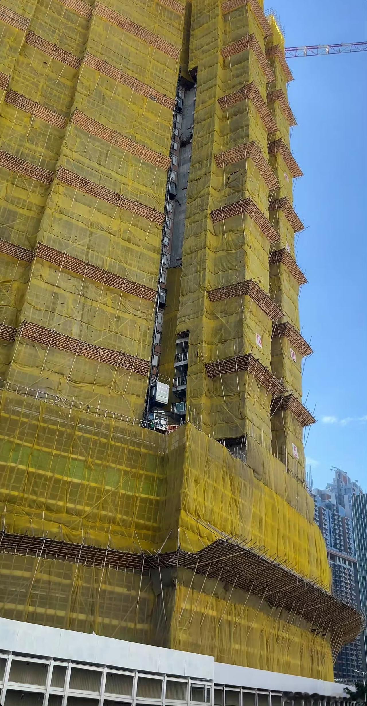 香港这次大火，其实暴露了香港在过去经济繁荣下的落后性。

火灾的一个重要原因，就