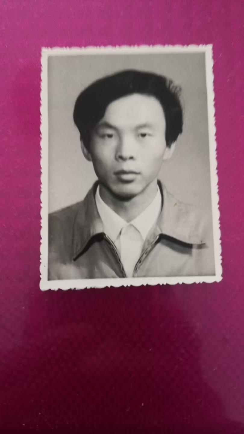 袁洪武：长兄如父（2）

续上

转眼到了一九七六年，中国发生了很多事。先是一月