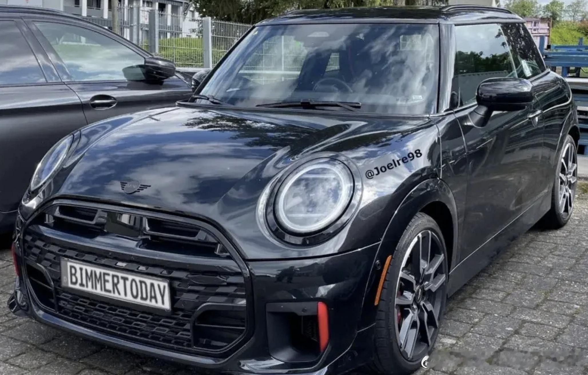 #这是你要的潮车吗# 全新MINI JCW实车图，不过我现在更期待电MINI的性