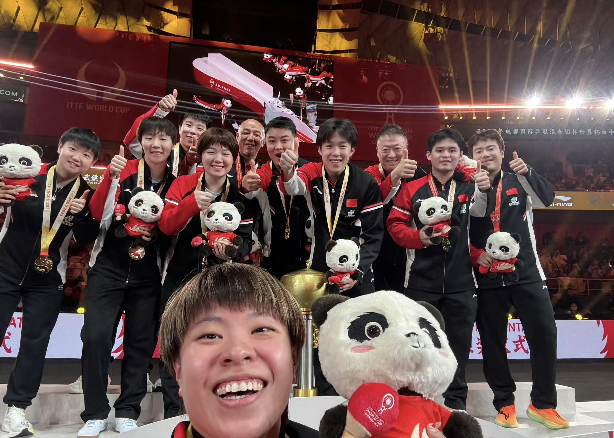 2025成都混团世界杯中国队冠军大合照📸这次又是王艺迪掌镜！2025年成都混合