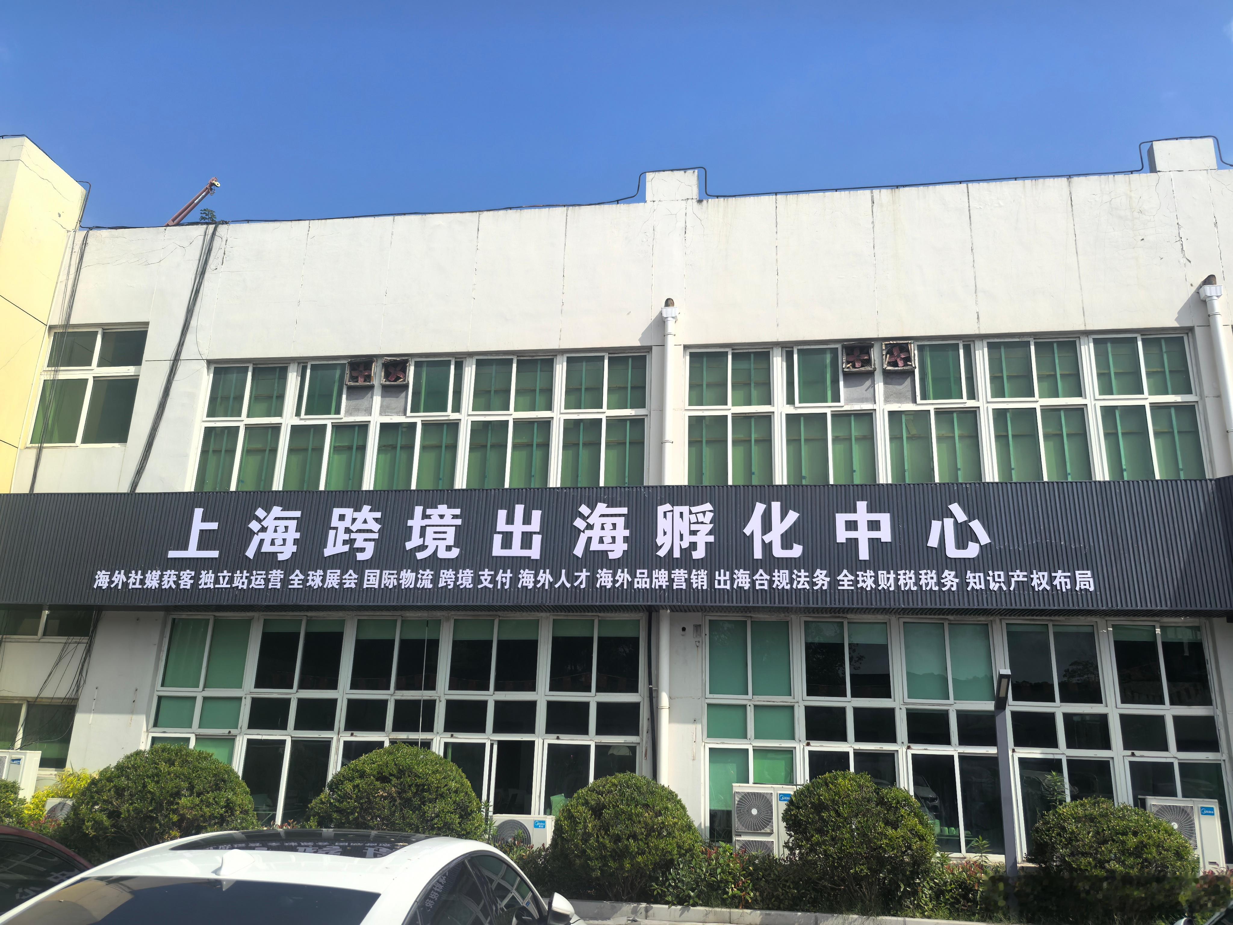 真心的羡慕和祝福成功的人，把成功的人当做伙伴，而不是对手，绝不把别人的成功看成自
