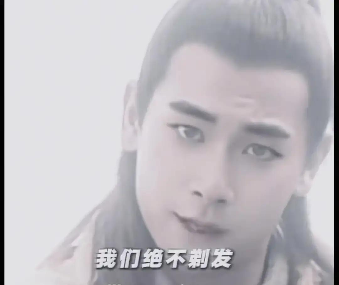 刷到一张旧剧照，差点把李炳渊认成赵文卓，五官太像了！可这位真·武英级选手，混圈十