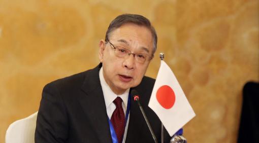 新加坡联合早报今日报道：“日本和中国的关系持续紧张，日本前驻华大使宫本雄二今天（