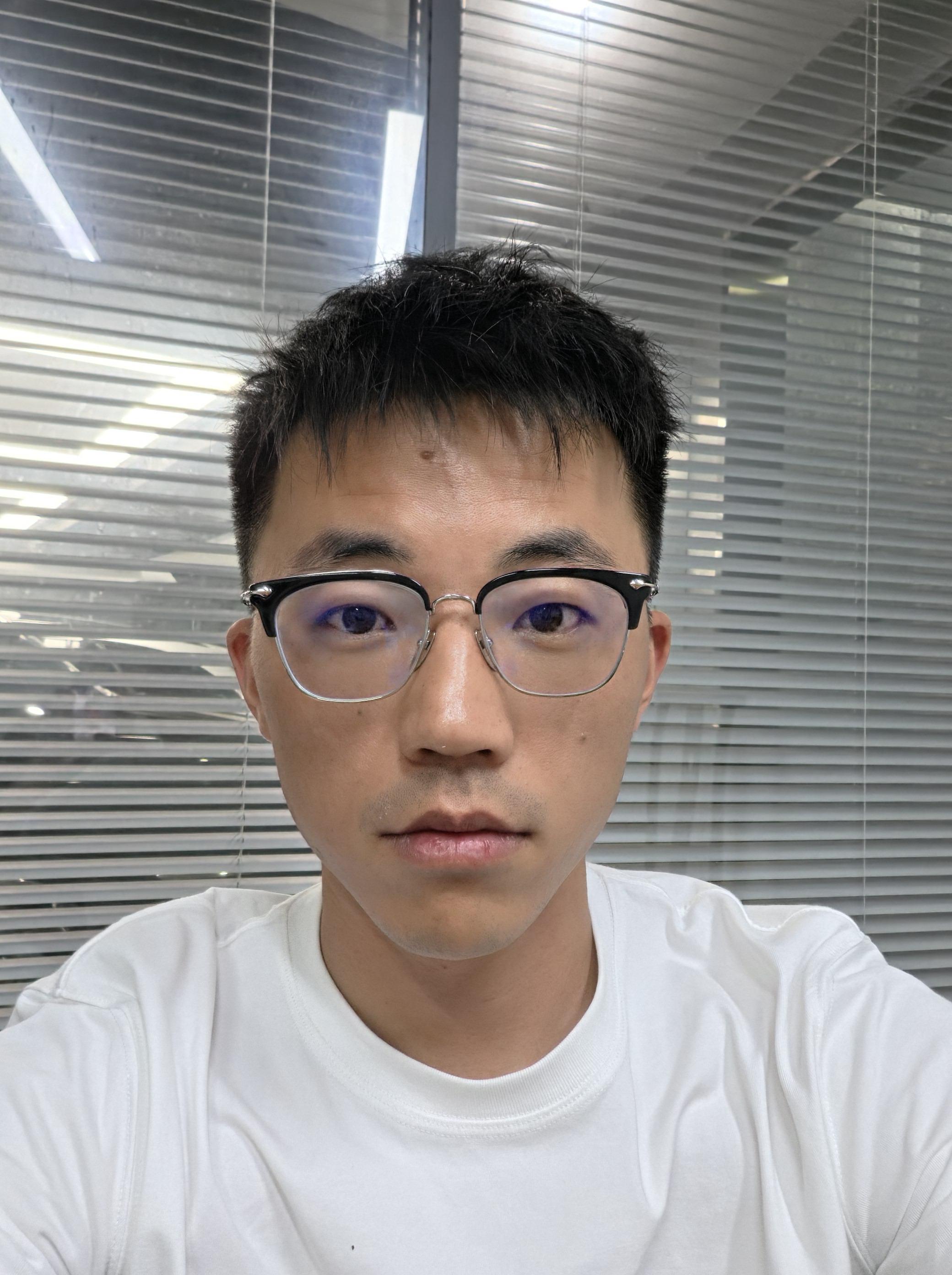拍了一整天视频。感觉人都力竭了[苦涩]，眼里没光了晚点还有 3 条视频需要拍摄 