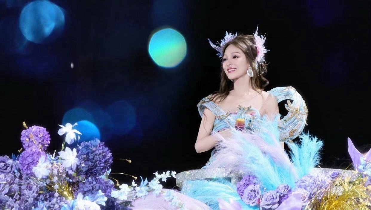 张韶涵解锁新皮肤，把海浪、珊瑚、晚霞等元素融合在衣服里，我愿称之她为海的女儿。 