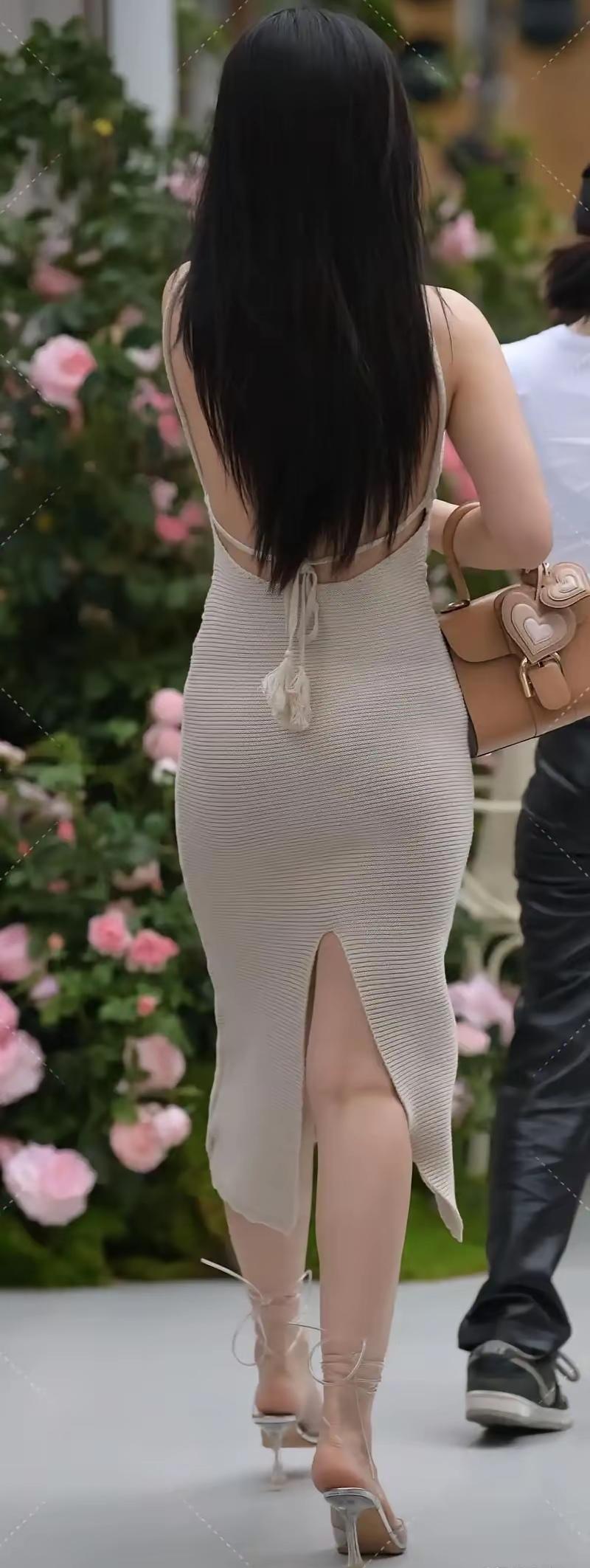 谢谢邀请，试对下联：

上联：夕阳尽染一江水，
下联：夜色悄融半壁山。

上联“