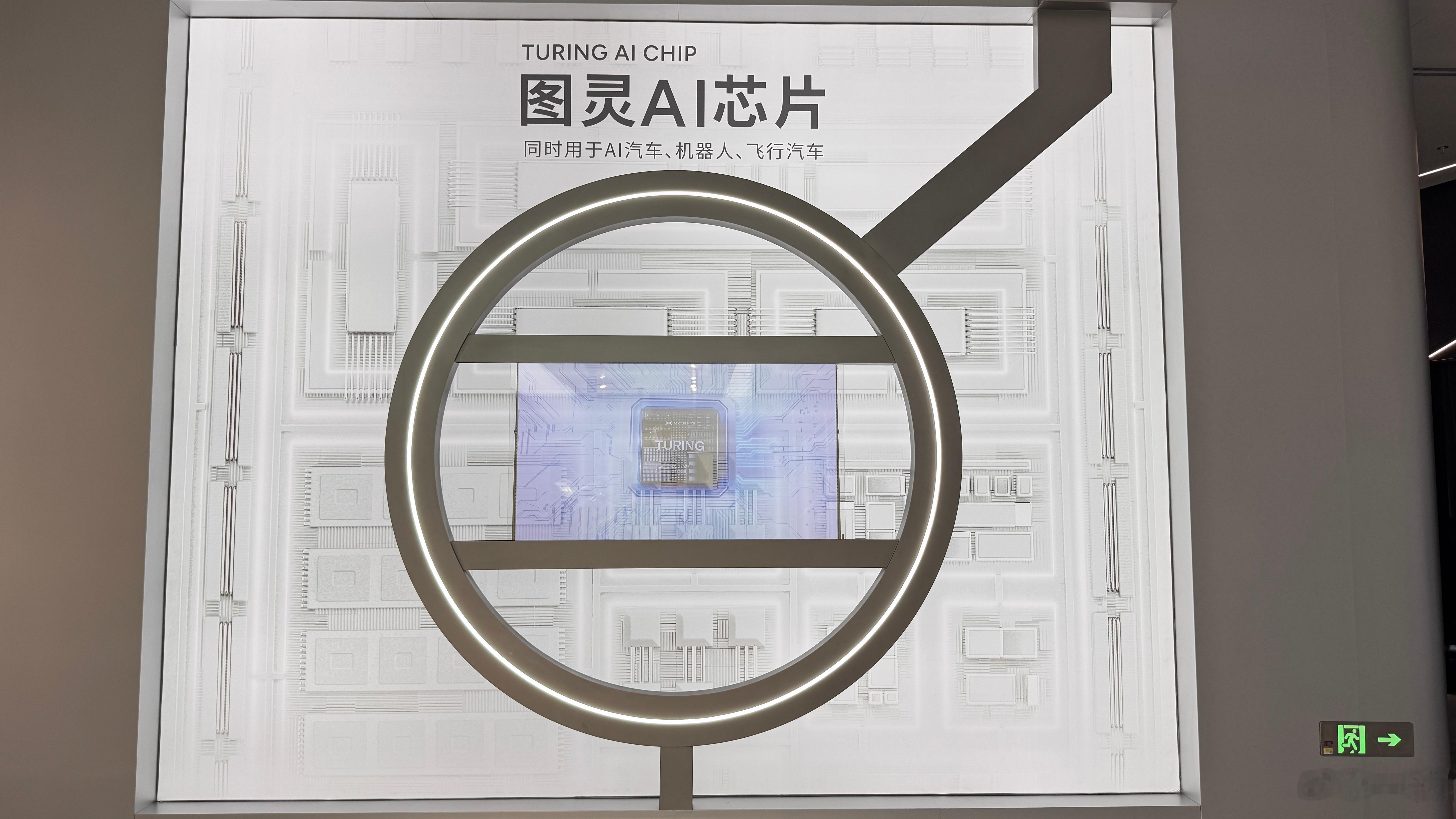 小鹏科技日这天最受大家关注的就是IRON这位人形机器人。它有分男生和女生形象，走