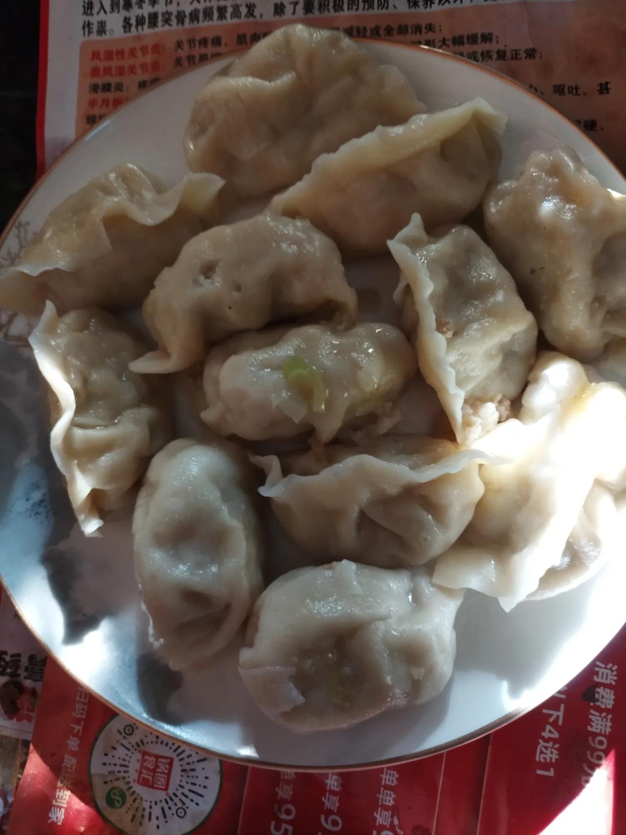 还记得那句老话吗？谁家过年不吃一顿饺子？

也就是说过去的穷日子里，到了过年就能