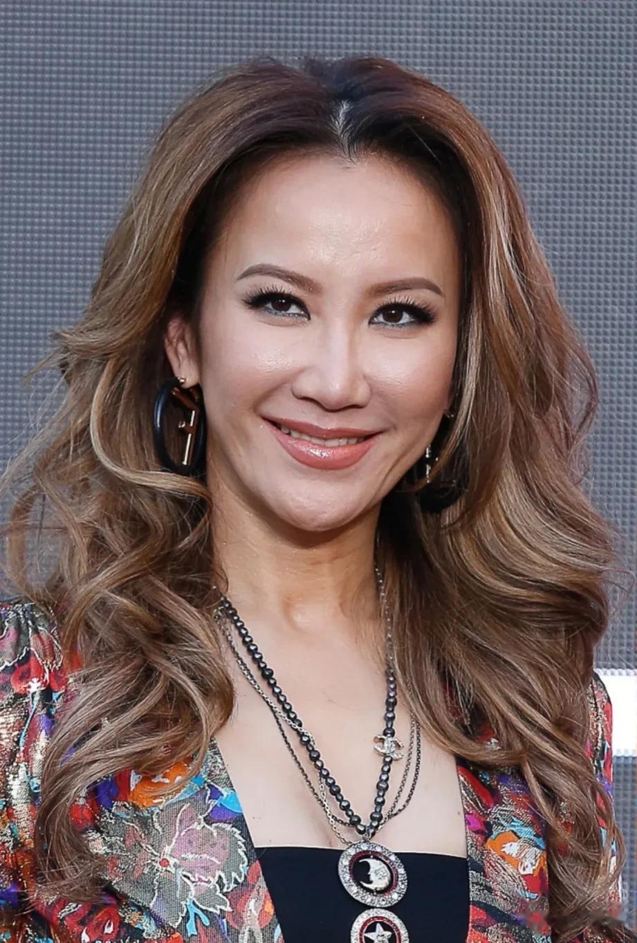 李玟的姐姐回忆往事:小的时候，她不爱说话，很叛逆，但是长得漂亮，爱笑，身边人都喜