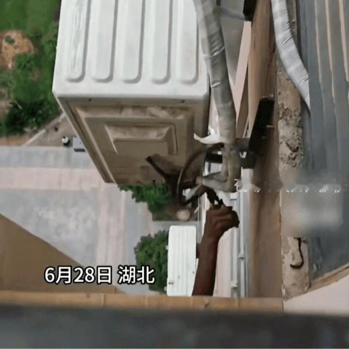 湖北，一安装师傅刚刚安装完一台空调，正在调试。突然看见下面伸出一只拿着钳子的手在